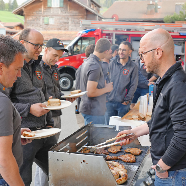 Zwei neue Kleintanklöschfahrzeuge für die Feuerwehr Saanen - Andreas Zoppas, Fachleiter Sicherheit der Gemeinde Saanen, am Grill.