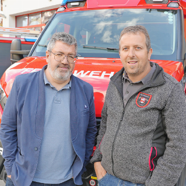 Zwei neue Kleintanklöschfahrzeuge für die Feuerwehr Saanen - Von links: David Schmid, Gemeinderat und Präsident der Sicherheitskommission der Gemeinde Saanen, und Beat Gobeli, Kommandant der Feuerwehr Saanen.