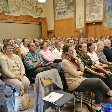 Trailrunnig soll im Saanenland weiter wachsen - Grosses Interesse an der Trailrunning Night: Über 70 Zuschauerinnen und Zuschauer lauschten den Geschichten und Abenteuern der eingeladenen Trailrunning-Gäste.    FOTOS: SONJA WOLF