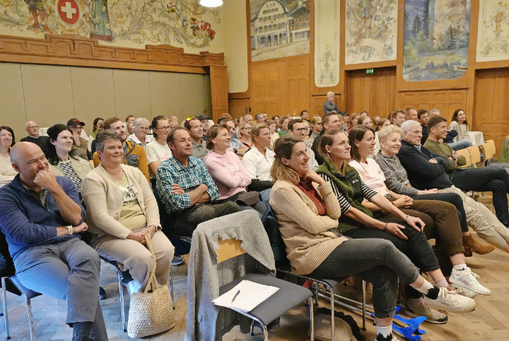 Grosses Interesse an der Trailrunning Night: Über 70 Zuschauerinnen und Zuschauer lauschten den Geschichten und Abenteuern der eingeladenen Trailrunning-Gäste.    FOTOS: SONJA WOLF
