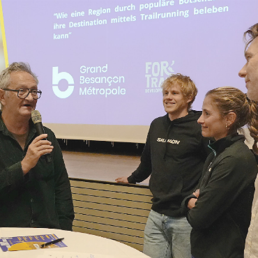 Trailrunnig soll im Saanenland weiter wachsen - Blick über die Landesgrenzen hinaus: Tourismusdirektor Patrice Hennequin aus Besançon sprach darüber, wie Trailrunning Regionen touristisch beleben kann. Mit Joey Hadorn, Manon Bohard Cailler und Moderator Michel Herren (von links).