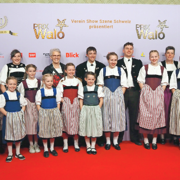 Das Kinderchörli Saanenland live im Schweizer Fernsehen - Auf dem roten Teppich: Das Kinderchörli Saanenland bei der diesjährigen Prix-Walo-Preisverleihung. FOTOS: ANITA ZMOOS-WALKER