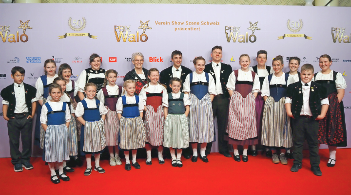 Auf dem roten Teppich: Das Kinderchörli Saanenland bei der diesjährigen Prix-Walo-Preisverleihung. FOTOS: ANITA ZMOOS-WALKER