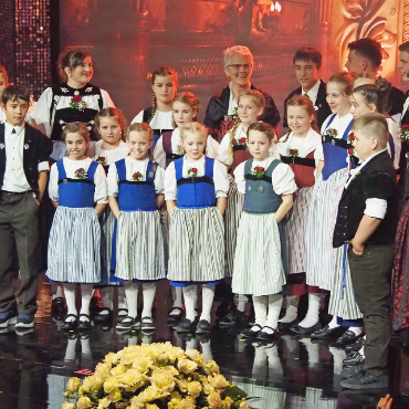 Das Kinderchörli Saanenland live im Schweizer Fernsehen - Auf der Bühne, live im Schweizer Fernsehen, vor einem grossen Publikum: Das Kinderchörli Saanenland überzeugte, jeder Ton hat gesessen.