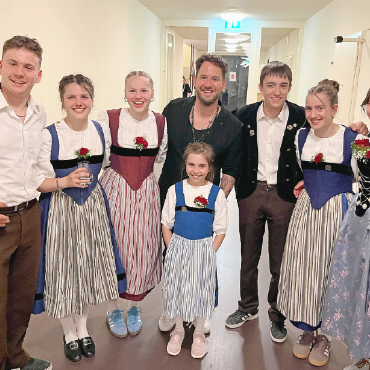 Das Kinderchörli Saanenland live im Schweizer Fernsehen - Bei der Prix-Walo-Preisverleihung trafen Mitglieder des Chörlis den Mundartsänger Trauffer an.