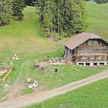 Freilichttheater «Soldat Vögeli»: Einblick in die Proben auf dem Lätzgüetli - Das Freilichttheater wird beim Lätzgüetli, in der Nähe der Saanenmösner Bahnhofstation, aufgeführt.    FOTO: MARCO MINNIG