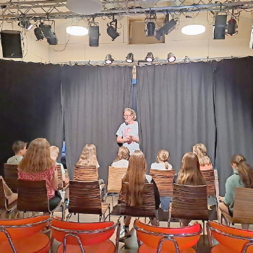 Mit Mut und Fantasie auf die Bühne - Adrian Willi bespricht mit den Kindern die Szenen.