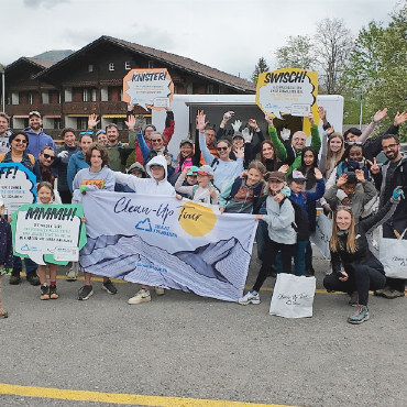 Freiwillige sammeln am Eggli über 2000 Zigarettenstummel und Snuspäckchen ein - Rund 50 Leute haben sich die Zeit genommen, die Eggliregion zu säubern.