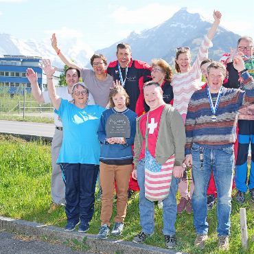 Plusport Simmental-Saanenland holt Gold in Frutigen - Die Freude am Wanderpokal und den Medaillen bei der Plusport-Schwimmgruppe ist gross!    FOTOS: JÜRG HAUSWIRTH