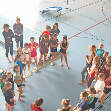 Getu-Lager 2026: Frühlingsferien – Zeit fürs Trainingslager - Alle hören zu und sind gespannt auf die Anweisungen.