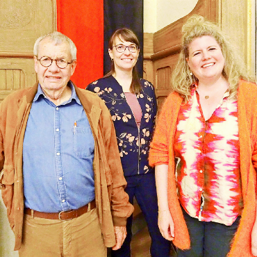 «Neuer Schwung für das Museum Saanen» - Präsident Stephan Jaggi ist überzeugt, mit dem Vorstand und der Unterstützung von Debora Leuenberger sowie Luzia Rothen-Kunz das
Museum in eine erfolgreiche Zukunft führen zu können. Carmen Simon wird bei Bedarf beratend zur Seite stehen. V.l. Stephan Jaggi, Debora Leuenberger und Carmen Simon; es fehlt Luzia Rothen-Kunz.   FOTO: VRENI MÜLLENER