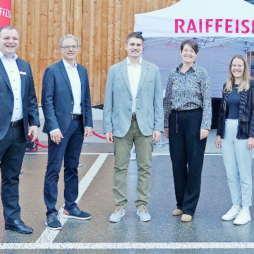 Die Raiffeisenbank Obersimmental-Saanenland diversifiziert ihre Geschäfte - Von links: Bankleiter Michael Dänzer mit dem Verwaltungsrat der Raiffeisenbank Obersimmental-Saanenland: Christoph Däpp, Präsident, Silvio Maurer, Vizepräsident, Sophie Bernhard Aellen, Tanja Eschler und Erich Rufener. Es fehlt Christian Iseli.    FOTOS: JONATHAN SCHOPFER