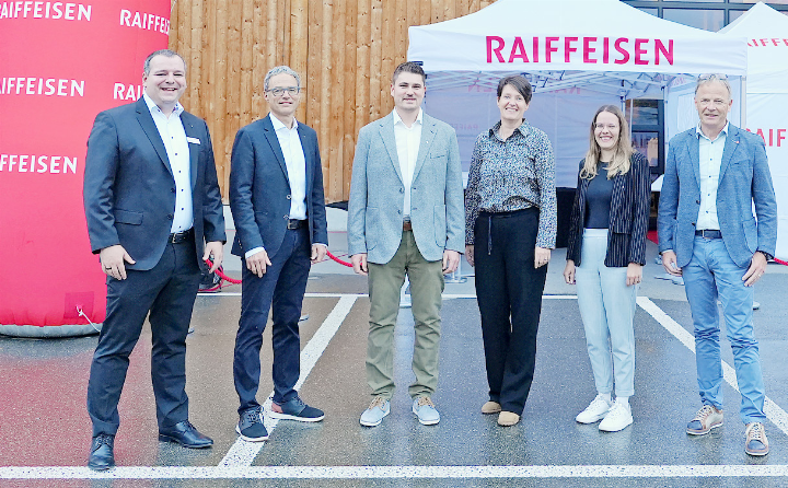 Von links: Bankleiter Michael Dänzer mit dem Verwaltungsrat der Raiffeisenbank Obersimmental-Saanenland: Christoph Däpp, Präsident, Silvio Maurer, Vizepräsident, Sophie Bernhard Aellen, Tanja Eschler und Erich Rufener. Es fehlt Christian Iseli.    FOTOS: JONATHAN SCHOPFER