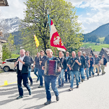 Toni Oehrli ist neuer Amtsfähnrich - Umzug mit Musik.    FOTOS: ZVG