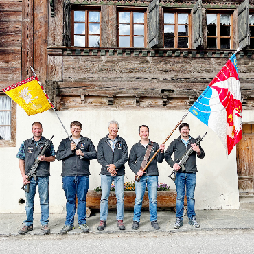 Toni Oehrli ist neuer Amtsfähnrich - Die Gruppensieger: v.l. Heinz Würsten, Simon Mösching, Thomas Annen, Toni Oehrli und Urs Oehrli.