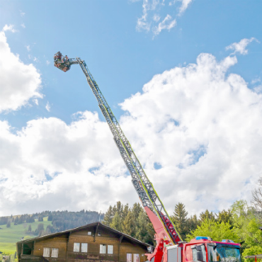 Schönried feierte sein Dorf auf dem Schulhausareal - Zur Freude vieler Kinder… und Erwachsenen zeigte die Feuerwehr Saanen-Schönried eindrücklich ihr top Material.