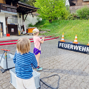 Schönried feierte sein Dorf auf dem Schulhausareal - Von Hand musste Druck aufgebaut werden, um das
Ziel zu treffen.