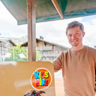 Schönried feierte sein Dorf auf dem Schulhausareal - Fabrice Thormann, Leiter der Bike & Schneesportschule Saanen-Schönried, machte auf den Steinbock Pro Trail aufmerksam. Regelmässig werden in Zukunft auf dem Schulhausplatz Schönried und auf den Trails der Region Bikelehrgänge durchgeführt.