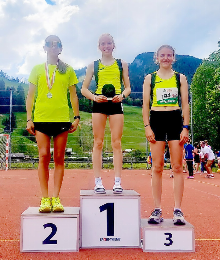 V.l. Aylin Perreten, Sofia Lüthi, Gschwindschti Saaneri Sprint, und Ramona von Siebenthal.