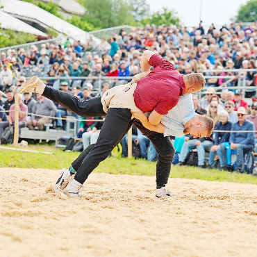 Erster Saisonkranz für Annen Dominic - Annen Dominic gegen Walther Adrian.    FOTO: BARBARA LOOSLI