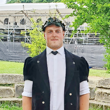 Erster Saisonkranz für Annen Dominic - Annen Dominic mit seinem ersten Kranz der diesjährigen Schwingsaison.   FOTO: ZVG