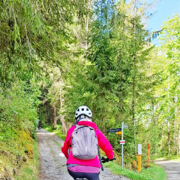 E-Bike- und E-Mountainbike-Kurs für Seniorinnen und Senioren - Tipps für das Anfahren am Berg.   FOTO: ZVG