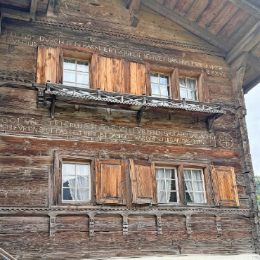 Cantate Chor Zweisimmen auf Reisen: Viva la Grischa! - Historische Zeugen der verschiedenen Baukulturen (Walserhäuser und Herrschaftshäuser) in Fideris.