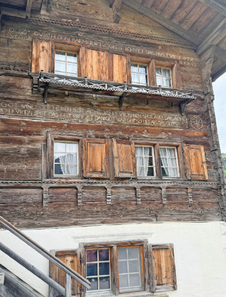 Historische Zeugen der verschiedenen Baukulturen (Walserhäuser und Herrschaftshäuser) in Fideris.