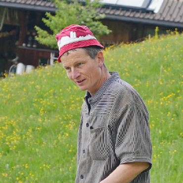 «landuf, landab» dreht im Saanenland - Fachkundig gibt der Landwirt Auskunft über seine Tiere.