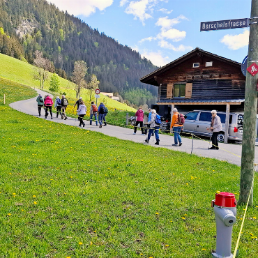 Zügige Wanderung der Senior:innen - Die herrliche Aussicht zum Talboden und in die Ferne. FOTOS: UELI MÜLLER