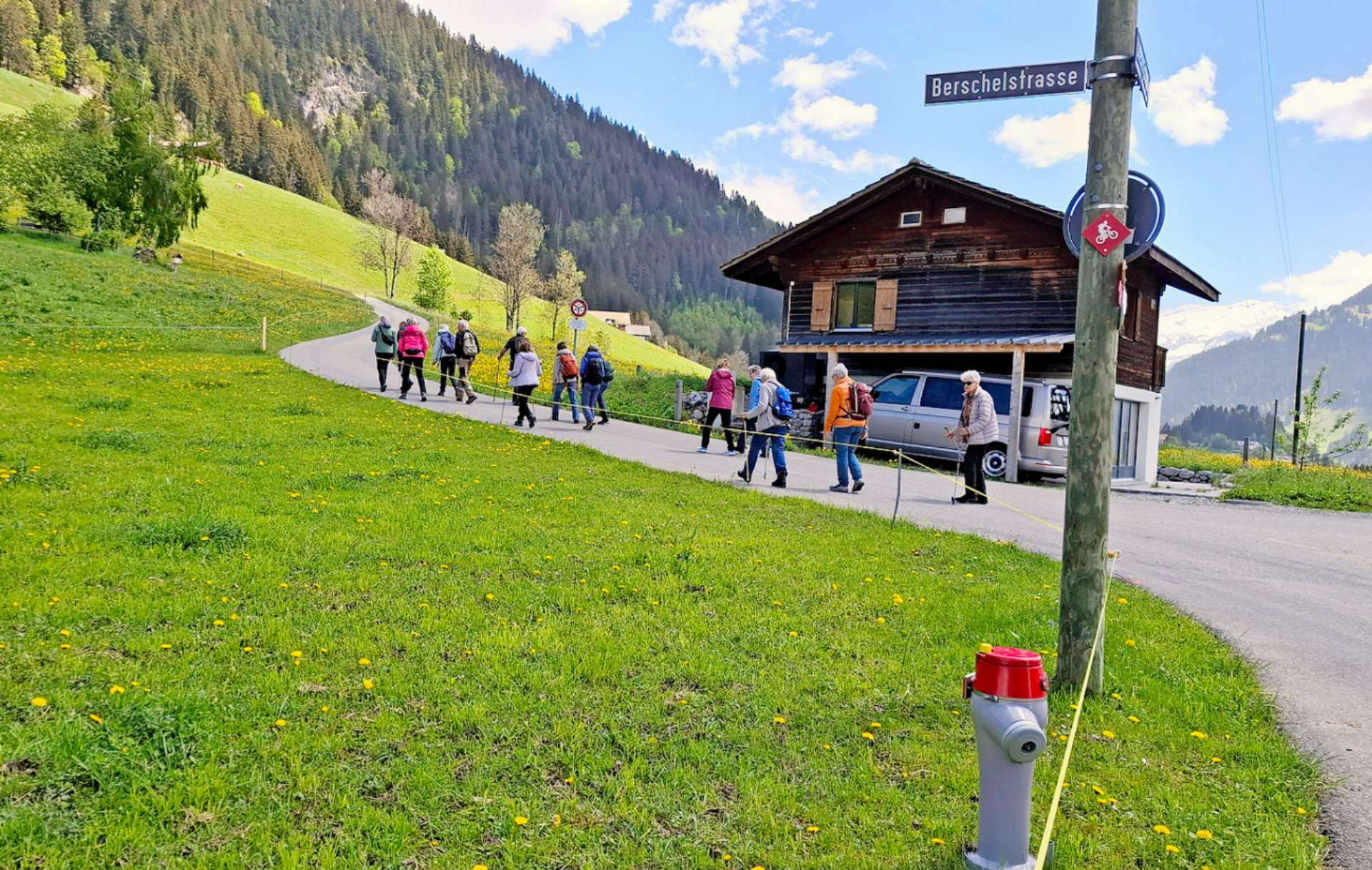 Zügige Wanderung der Senior:innen - Das Bild wird blockiert. – Möglicherweise durch einen aktiven Adblocker.