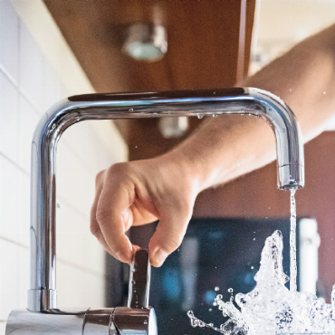 Gülle verunreinigt Trinkwasserquelle bei Schönried - Die Gemeinde Saanen empfiehlt den betroffenen Haushalten, das Wasser vor dem Trinken abzukochen. SYMBOLBILD: UNSPLASH