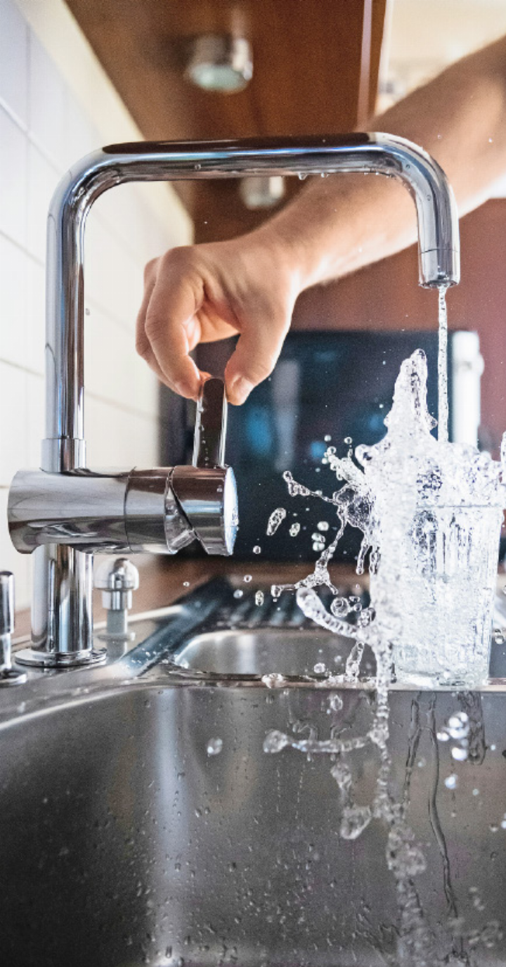Die Gemeinde Saanen empfiehlt den betroffenen Haushalten, das Wasser vor dem Trinken abzukochen. SYMBOLBILD: UNSPLASH