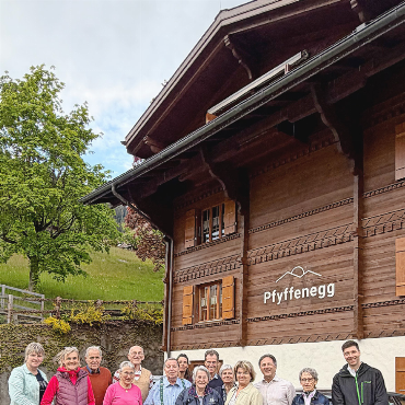 Das Alters- und Pflegeheim Pfyffenegg meistert Baujahr - Gruppenbild unter dem neuen Logo – Vorstand, Heimleitung, Mitarbeitende und Gäste feiern einen gelungenen Abschluss der Vereinsversammlung. FOTO: CLAUDIA HEINE