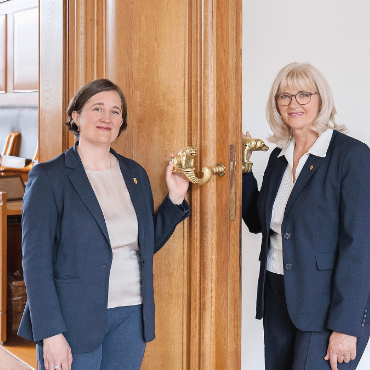 Anne Speiser-Niess übernimmt Grossratspräsidium - Stabsübergabe des Grossratspräsidiums von Edith Siegenthaler (links) an Anne Speiser-Niess.   FOTO: KANTON BERN