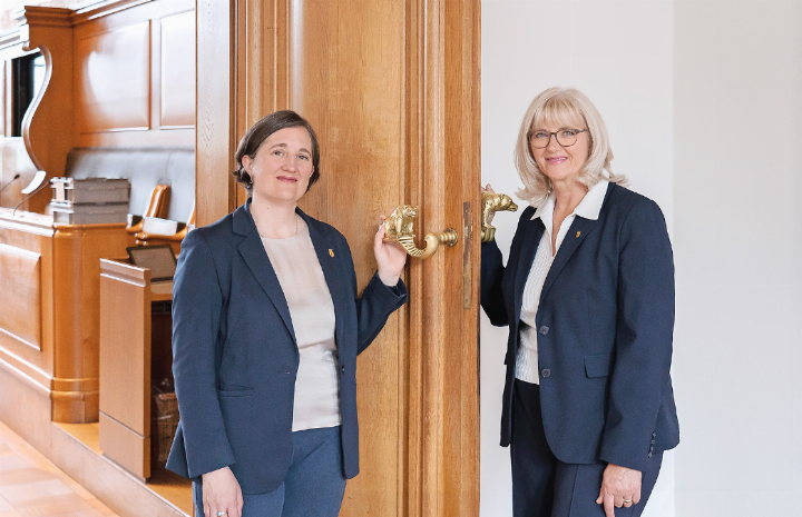 Stabsübergabe des Grossratspräsidiums von Edith Siegenthaler (links) an Anne Speiser-Niess.   FOTO: KANTON BERN