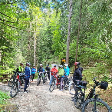 Senior:innen übten sicheres E-Bikefahren - Zwischendurch gab es gute Tipps.    FOTOS: THERES BAUMGARTNER