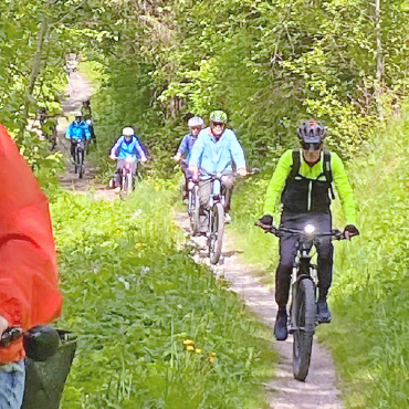 Senior:innen übten sicheres E-Bikefahren - Gekonnter Fahrspass im Gelände.