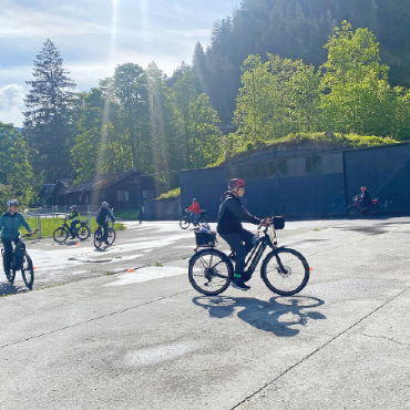 Senior:innen übten sicheres E-Bikefahren - Kreisverkehr üben ohne Gefahr.