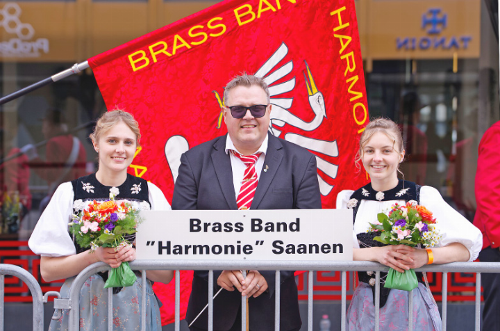 Der Dirigent der BBHS, Michael Bach, gesäumt von den Ehrendamen, konnte sich mit seinem Verein über den dritten Schlussrang in der 2. Klasse Brass Band freuen.   FOTOS: RTR/DOMINIC POHLE