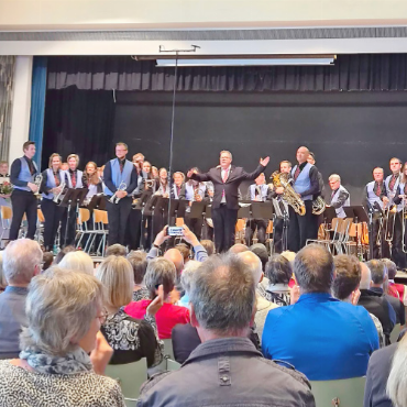 Zwei Topplatzierungen am EMF 2026 für die Brass Band «Harmonie» Saanen und die Musikgesellschaft Gstaad - Schweiss und Erleichterung bei der BBHS nach ihrem erfolgreichen Konzertvortrag vor einem vollen «Calvinhaus».   FOTO: MARCO ZINGG/
MUSIKVERLAG FRANK GMBH