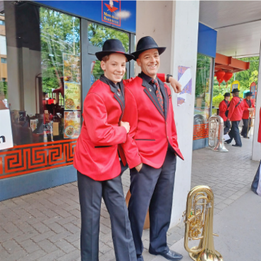 Zwei Topplatzierungen am EMF 2026 für die Brass Band «Harmonie» Saanen und die Musikgesellschaft Gstaad - Die BBHS musiziert familien- und generationenübergreifend. Im Bild: Niculin Kunz (Perkussion) mit Vater Stephan (Eufonium) vor der Marschmusik.   FOTO: ZVG