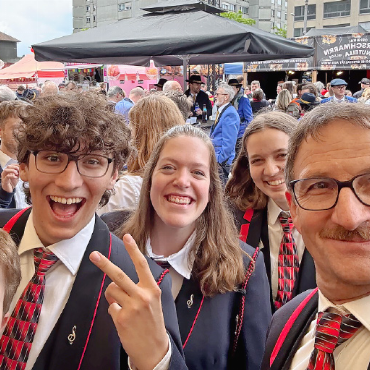 Zwei Topplatzierungen am EMF 2026 für die Brass Band «Harmonie» Saanen und die Musikgesellschaft Gstaad - Auch gesellige Momente kamen nicht zu kurz: einige Mitglieder der MGG beim Ausklang auf der Esplanade.