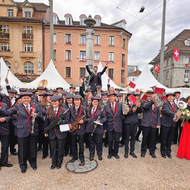 Zwei Topplatzierungen am EMF 2026 für die Brass Band «Harmonie» Saanen und die Musikgesellschaft Gstaad - Die MGG hatte in Biel allen Grund zum Strahlen: Sie erreichte den vierten Schlussrang in der 2. Klasse Harmonie.   FOTOS: ZVG
