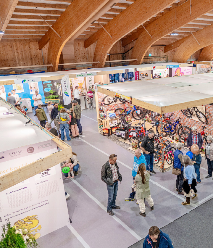 Volle Gänge, viele Begegnungen: Die Gstaader Messe will auch 2026 am regionalen Charakter festhalten.
FOTO: MARCO MINNIG Volle Gänge, viele Begegnungen: Die Gstaader Messe will auch 2026 am regionalen Charakter festhalten.
FOTO: MARCO MINNIG