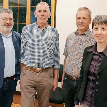 Der Wald prägte Willi Bach - An der Delegiertenversammlung der Bergregion Obersimmental-Saanenland wurde Toni von Grünigen zum neuen Präsidenten des Waldsanierungsfonds gewählt. Von links: David Schmid, Co-Präsident der Bergregion Obersimmental-Saanenland, Willi Bach, abtretender Präsident, Toni von Grünigen und Geschäftsführerin Evelyn Coleman Brantschen.   FOTO: JONATHAN SCHOPFER