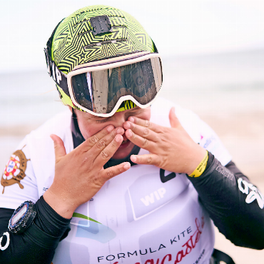 Elena Lengwiler holt die Bronzemedaille bei den Formula-Kite-Weltmeisterschaften - Von den Gefühlen übermannt.    FOTOS: IKA FORMULA KITE/SWISS SAILING TEAM