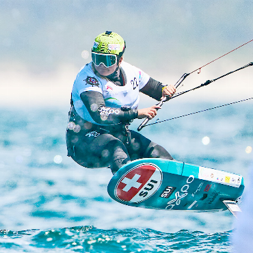 Elena Lengwiler holt die Bronzemedaille bei den Formula-Kite-Weltmeisterschaften - Elena Lengwiler bei ihrer Bronzefahrt.    FOTOS: IKA FORMULA KITE/SWISS SAILING TEAM