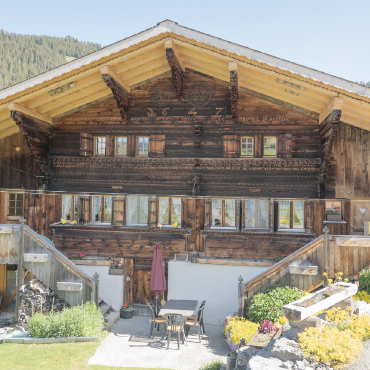 Das «einfache» Haus, zwei ungleiche Wohnstuben und der Losbub - Das Scheidbachhaus ist ein typisches «einfaches» Saanerhaus mit zwei Stuben im Hauptgeschoss. Obwohl in der Hausinschrift der Bauherr Hans Schwitzgebel und Zimmermeister Johann von Siebenthal genannt werden, lassen sie sich nicht eindeutig zuordnen, weil es zu viele gleichlautende Namen gibt.   FOTOS: MARTIN GURTNER-DUPERREX