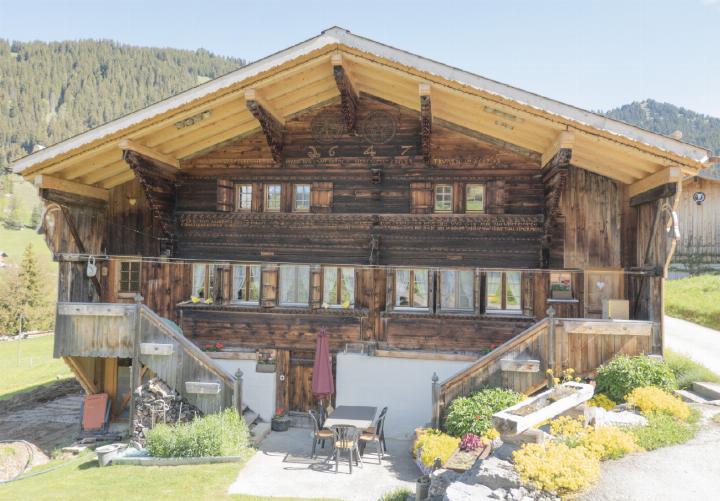 Das Scheidbachhaus ist ein typisches «einfaches» Saanerhaus mit zwei Stuben im Hauptgeschoss. Obwohl in der Hausinschrift der Bauherr Hans Schwitzgebel und Zimmermeister Johann von Siebenthal genannt werden, lassen sie sich nicht eindeutig zuordnen, weil es zu viele gleichlautende Namen gibt.   FOTOS: MARTIN GURTNER-DUPERREX